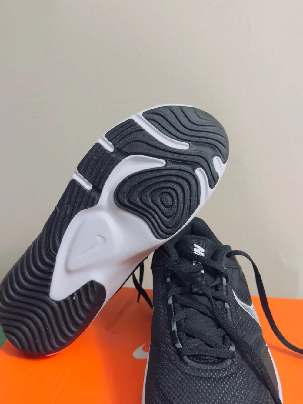 Nike Men's Black and White Low-Top Sneakers